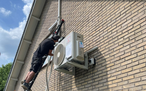 Monteur van Calor Clima monteert een energiezuinige airconditioning voor optimaal comfort.