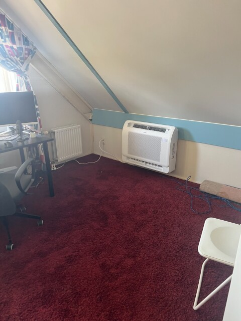 Midea Kaisai vloermodel airco van 3,5 kW in woonkamer van vrijstaande woning Geldermalsen door Calor Clima
