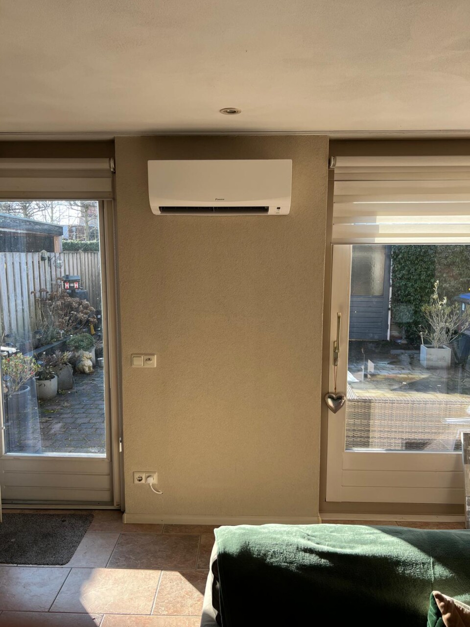 Woonkamer hoekwoning Meteren na installatie Daikin Sensira 3,5 kW airco door CalorClima