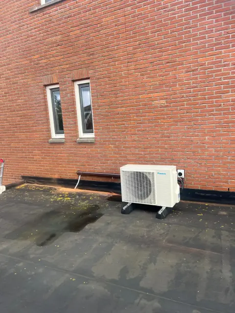 Daikin Perfera 5 kW airco buitenunit voor een vloermodel, ge&iuml;nstalleerd door CalorClima in een twee-onder-een-kapwoning in Meteren.