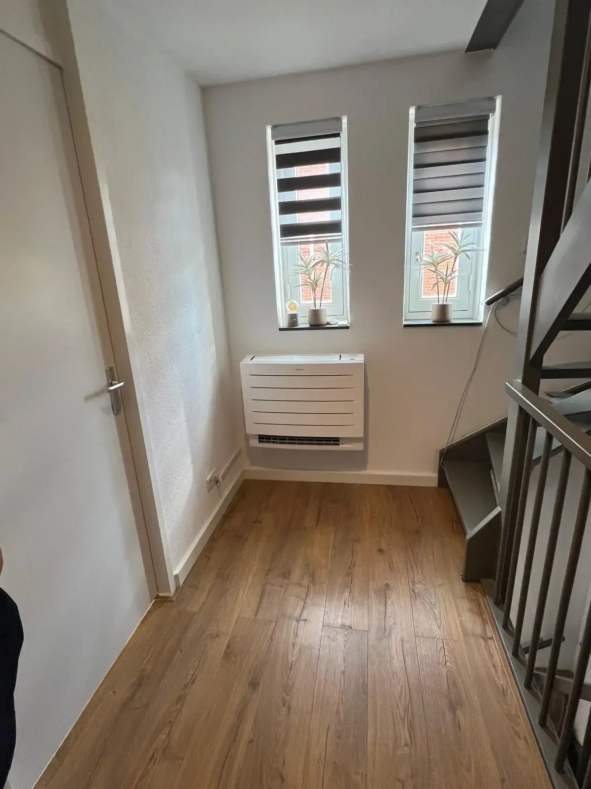 Daikin Perfera vloerstaande airconditioning voor comfortabele verwarming en koeling, vakkundig geplaatst door CalorClima in Meteren.