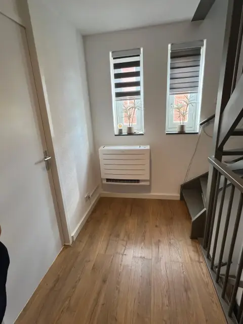 Daikin Perfera vloermodel airco van 5 kW in een woning in Meteren, ge&iuml;nstalleerd door CalorClima voor energiezuinige verwarming en koeling.