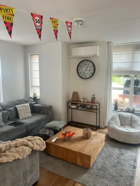 Daikin Perfera wandmodel airconditioning van 5 kW, geplaatst door CalorClima in een twee-onder-een-kapwoning in Meteren, Gelderland.