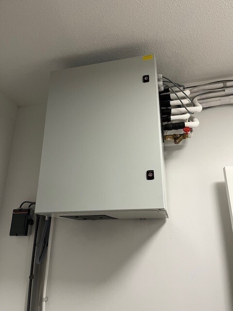 Originele buitenunit van Fujitsu AOYG-24KW3 omgebouwd tot watergekoelde unit voor binnenplaatsing, ge&iuml;nstalleerd door Calor Clima in Rotterdam.
