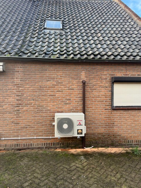 Buitenunit Mitsubishi Heavy Industries SRC35ZS-W2 3,5 kW singlesplit bij een vrijstaande woning in Kerkrdriel geplaatst door CalorClima