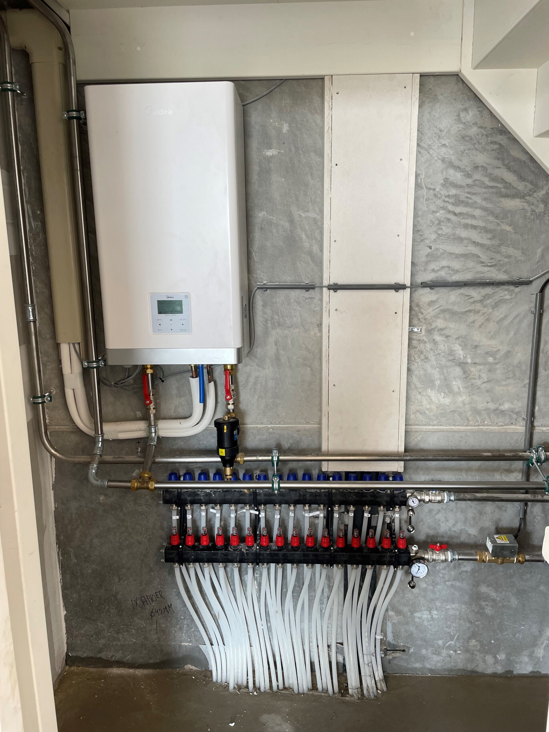 Volledige installatie van de Midea Arctic Split 16 kW all-electric warmtepomp in een bedrijfsunit in Almere geinstalleerd door Calor Clima, geschikt voor verwarming en warm tapwater.