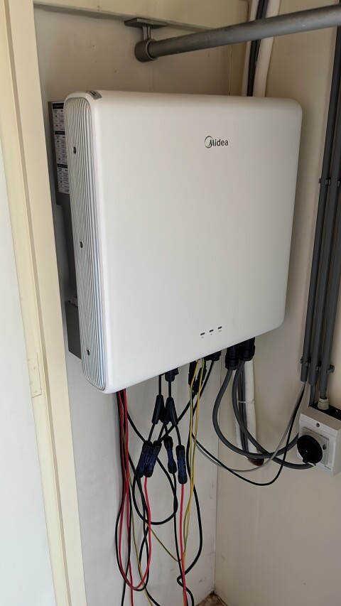 Dit is een Midea 3 fase 10 kW omvormer en deze is geplaatst bij een 30 kWh Midea thuisbatterij door Calor Clima