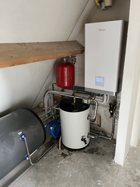 200-liter RVS sanitair warmwatervat gekoppeld aan de Midea Arctic Split 12 kW warmtepomp, gemonteerd door Calor Clima.