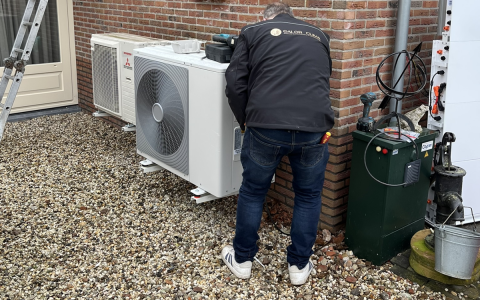 Monteur van Calor Clima aan het werk tijdens de installatie van een duurzame klimaatoplossing.