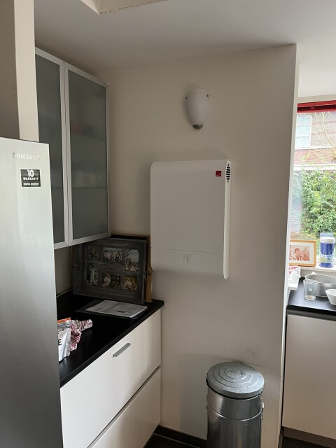 Zehnder ComfoAir 70 WTW-ventilatie met CO₂-sensor in woonkamer/keuken, geplaatst door Calor Clima in Wageningen